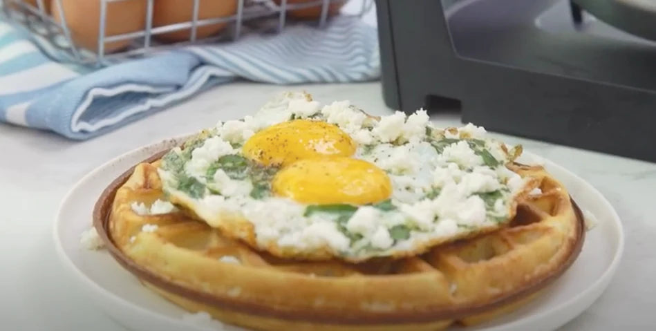Bacon Waffles y Huevos con Espinaca