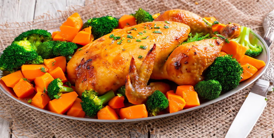 Pollo al horno con batatas y brócoli al vapor